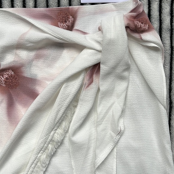 SHOWPO LUVALOT floral faux-wrap skirt size 6 - Picture 5 of 13